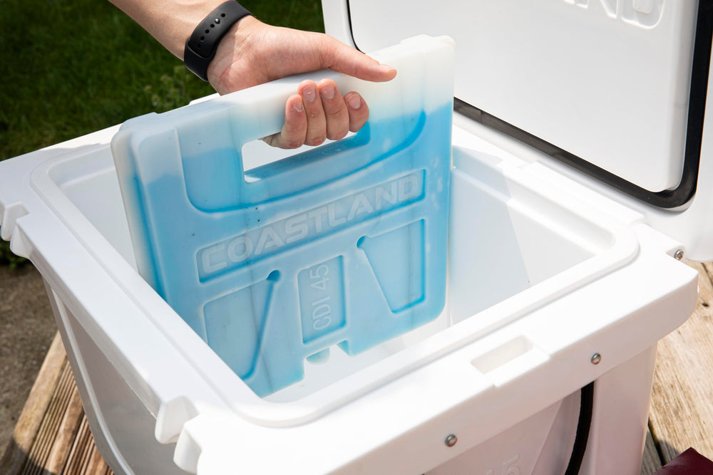 Separator for snacks and drinks keeps cooling compartments organized.
