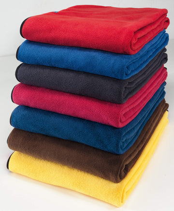 Cocoon Fleece Blanket edges lycra detail demonstrates durable edging for everyday use