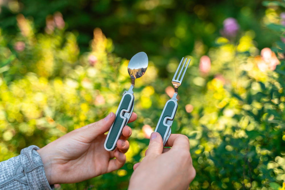 Coghlan's Folding Cutlery Set rubber-grip: comfortable grip for easy eating.