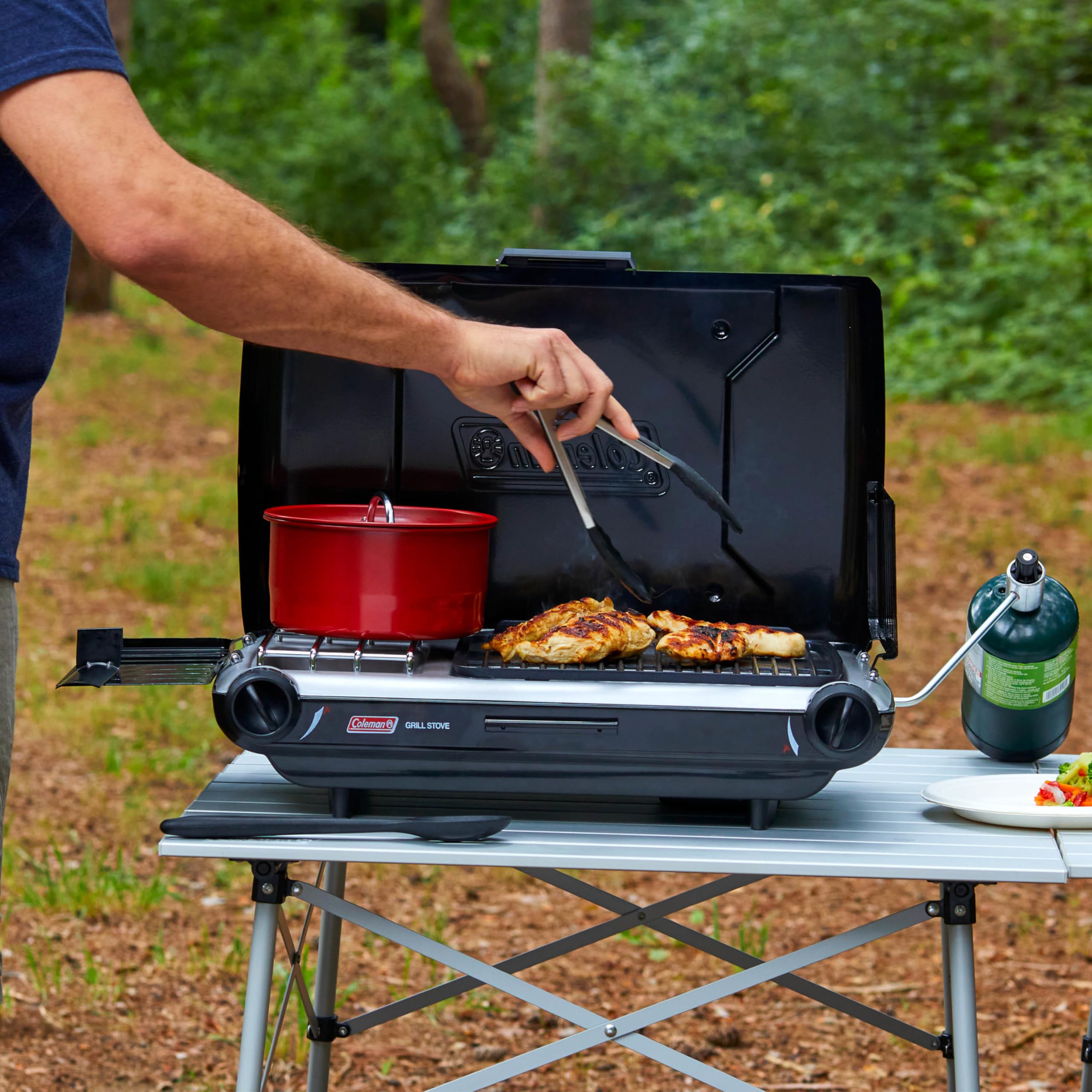 Coleman Tabletop easy-clean grease tray simplifies cleanup after meals.