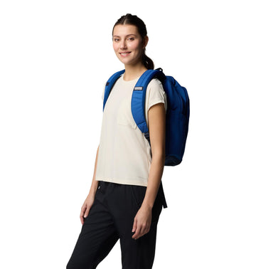 Columbia Buxton 26L fleece-lined sunglass pocket protects eyewear on misty mornings.