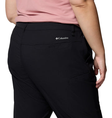 Columbia Leslie Falls Capri II black, rolled hem detail for city-to-trail transitions.