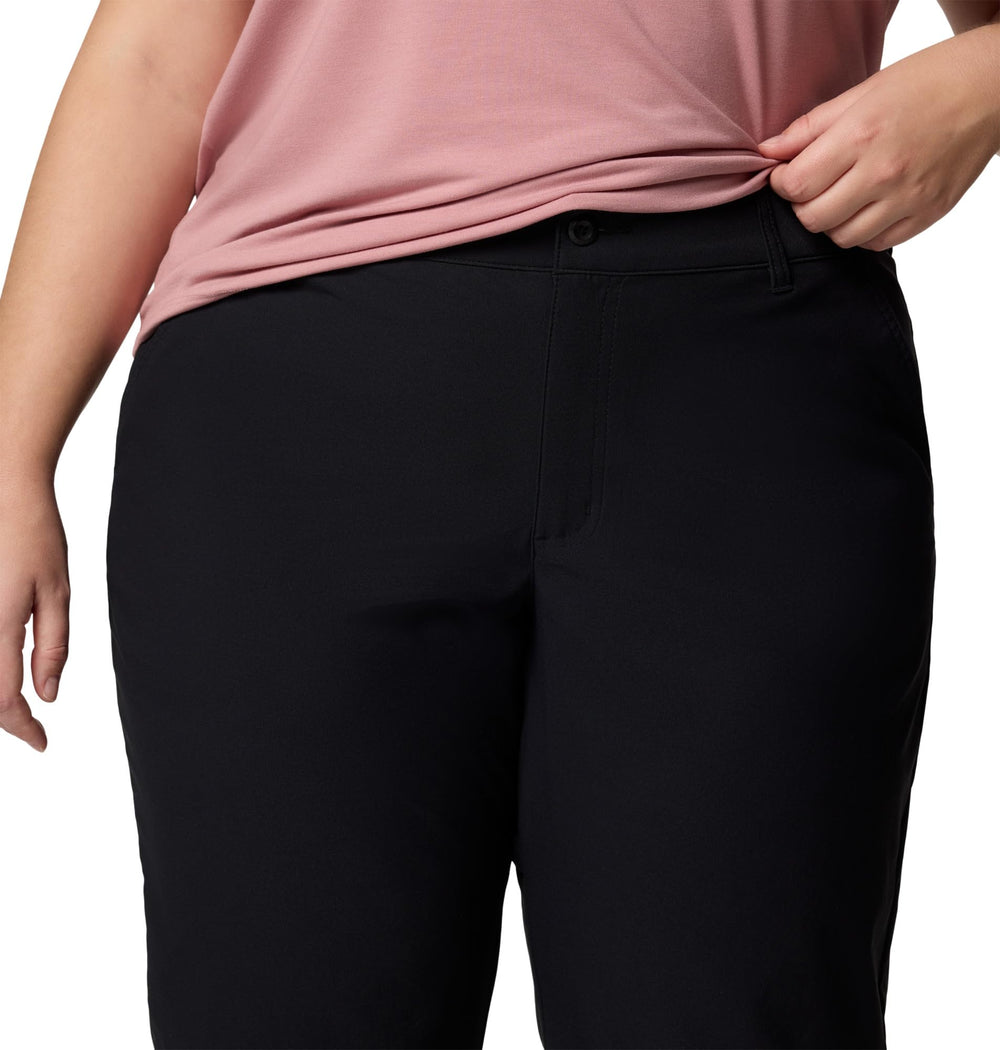 Columbia Leslie Falls Capri II black, pocket close-up emphasizing utility loop and gusset.