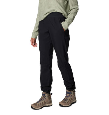 Columbia Leslie Falls Pant fabric drape under sun hints at Omni-Shade protection.