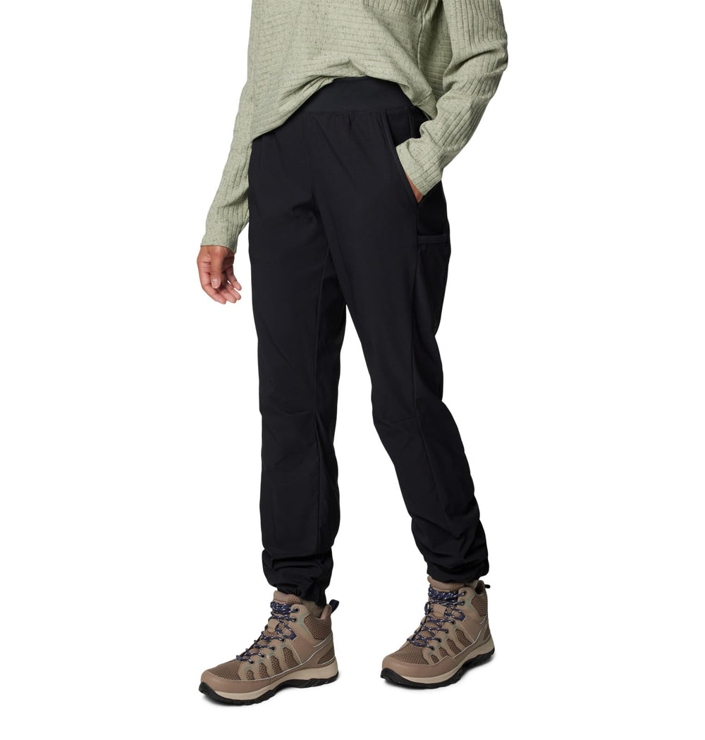 Columbia Leslie Falls Pant fabric drape under sun hints at Omni-Shade protection.