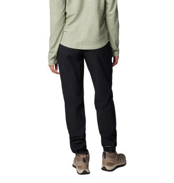 Columbia Leslie Falls Pant pocket detail highlights secure storage on hikes.
