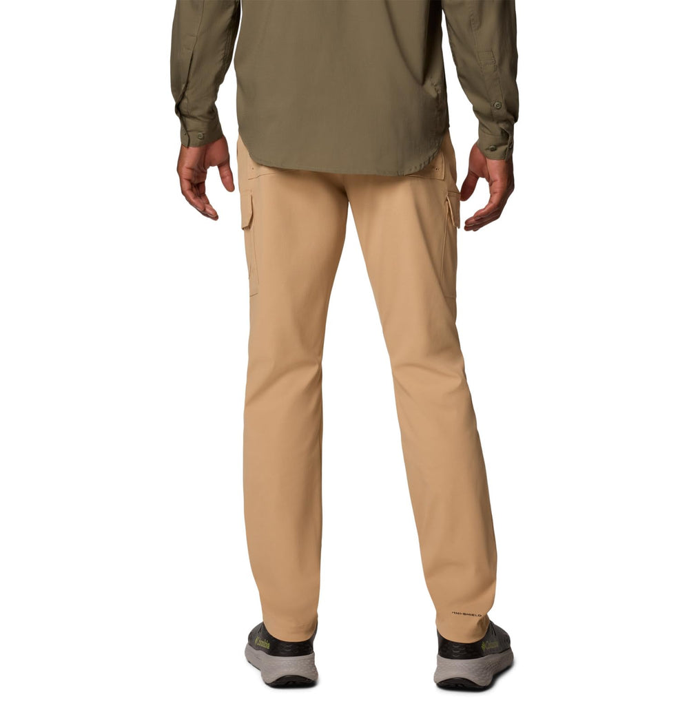 Columbia Tech Trail Utility Pant canoe-pocket image highlighting zip-closed security pocket.