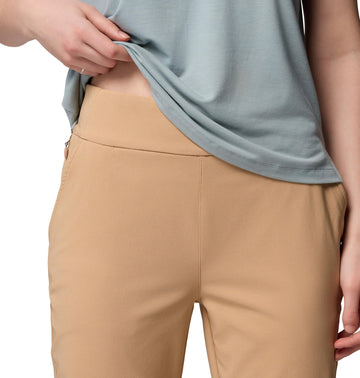 Columbia women's all-seasons slim pull-on pant canoe zip pocket close-up for security