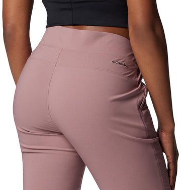 Columbia Women's Anytime Pull-On Pant II Fig pocket detail with zippered pockets.