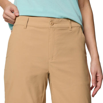 Columbia Leslie Falls security pocket keeps valuables secure during hikes.