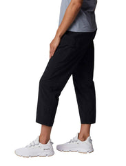 Columbia straight-leg cargo pants with multiple pockets in black.