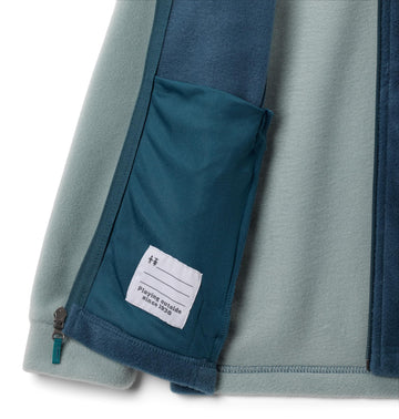 Columbia Youth Steens Mountain II fleece fabric close-up shows warmth and durability.
