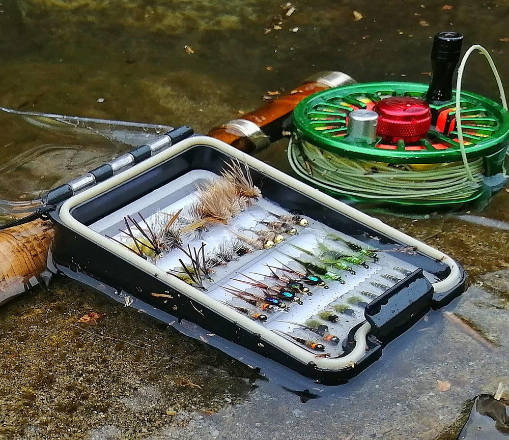 Compact waterproof fly box for flies