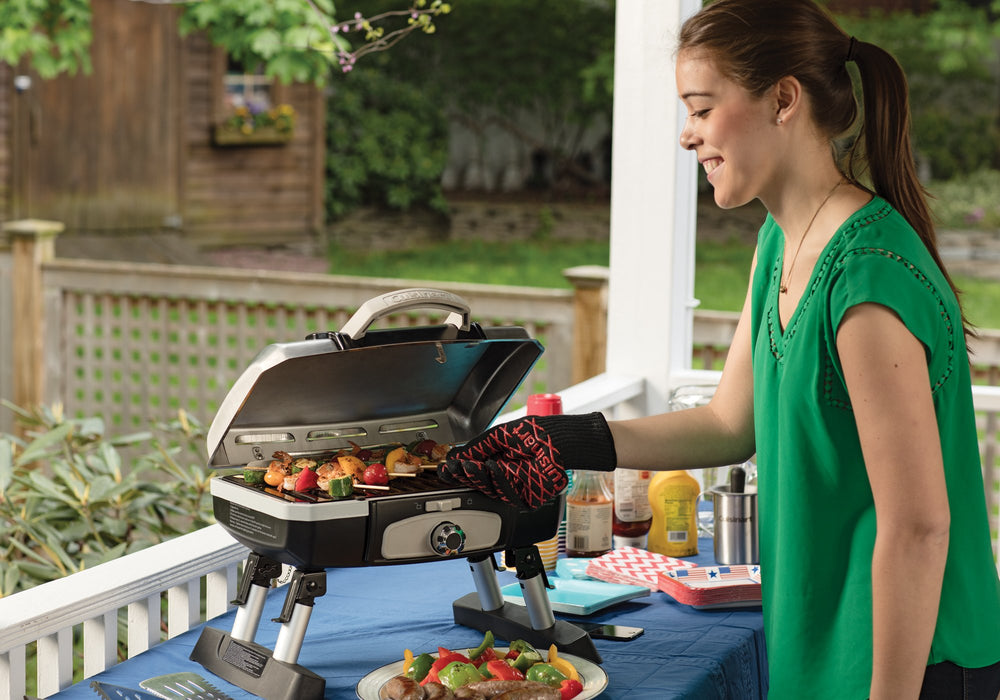 Cuisinart Petite Gourmet portable grill 5500 BTU burner delivers quick and even heat