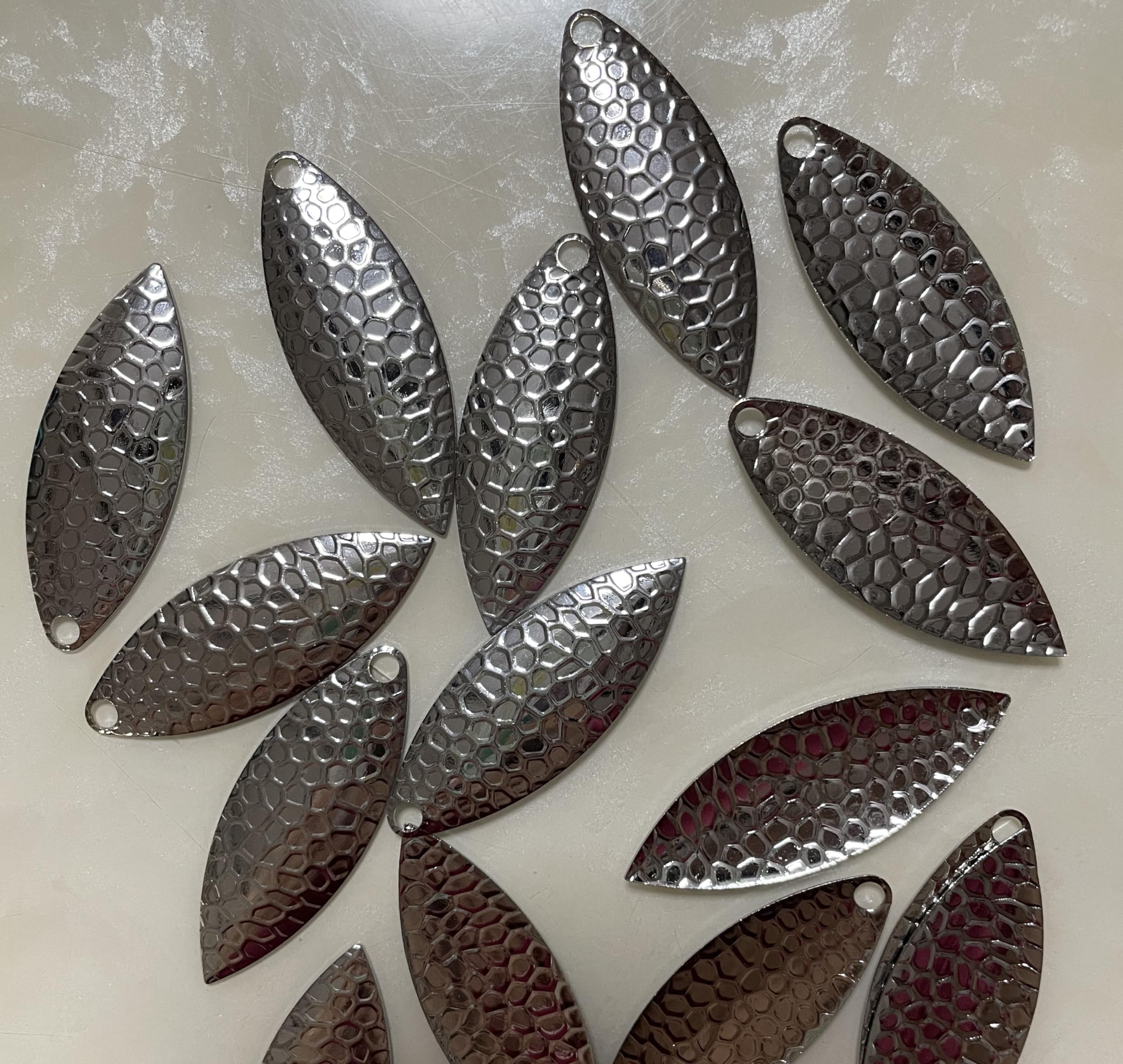 Cuoyuqie gold blades spin freely, creating lifelike reflections underwater.