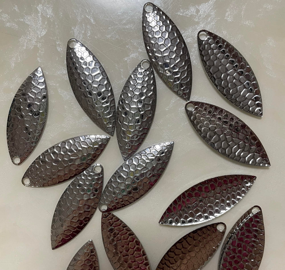 Cuoyuqie gold blades spin freely, creating lifelike reflections underwater.