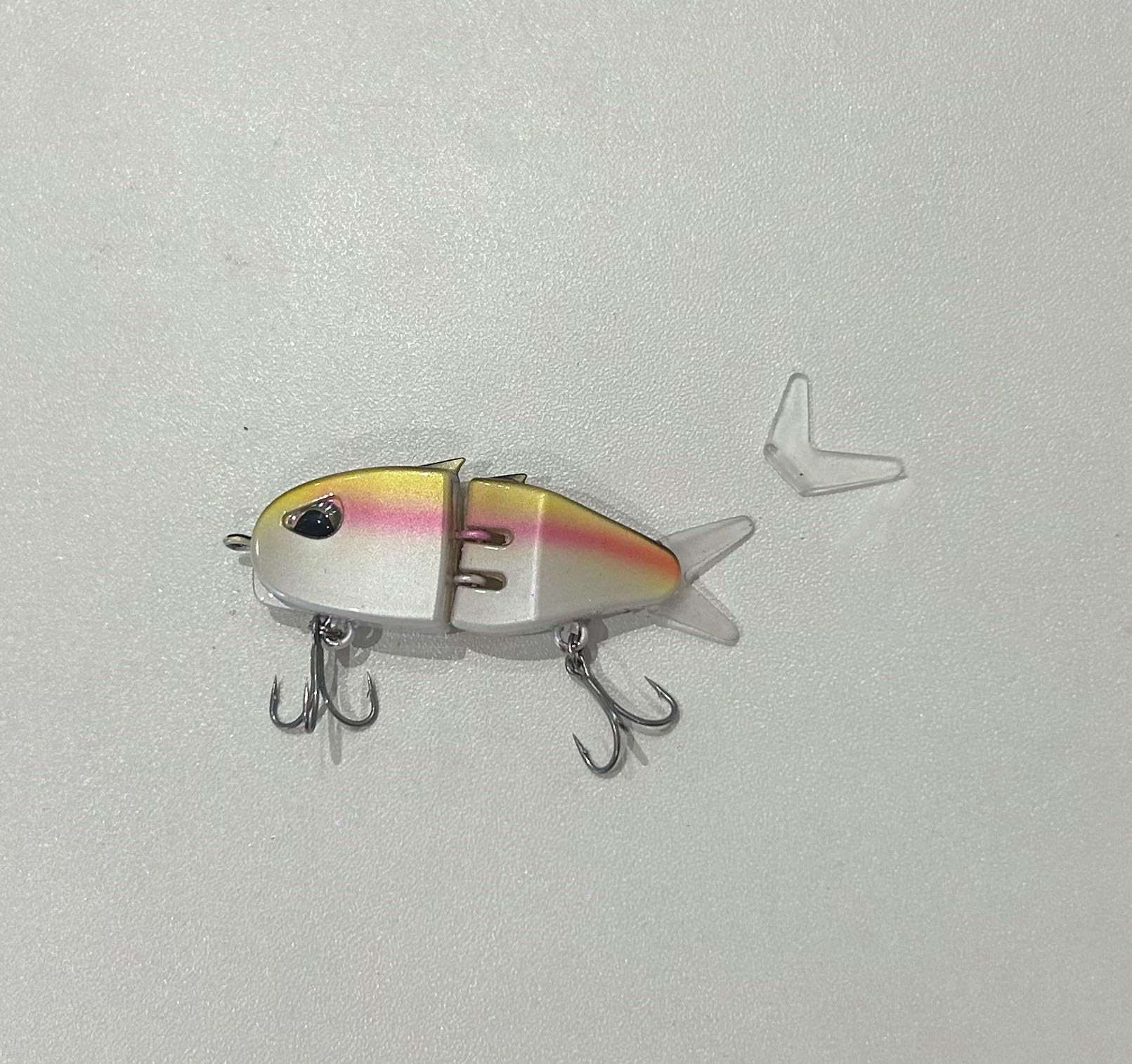 Cuoyuqie durable ABS body withstands repeated casts.