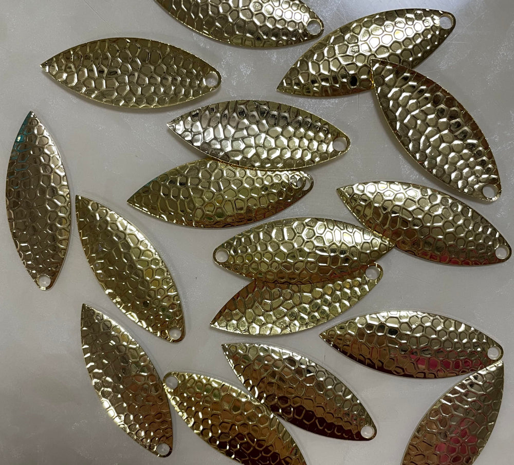 Cuoyuqie gold willow-leaf blades boost lure visibility in murky waters.