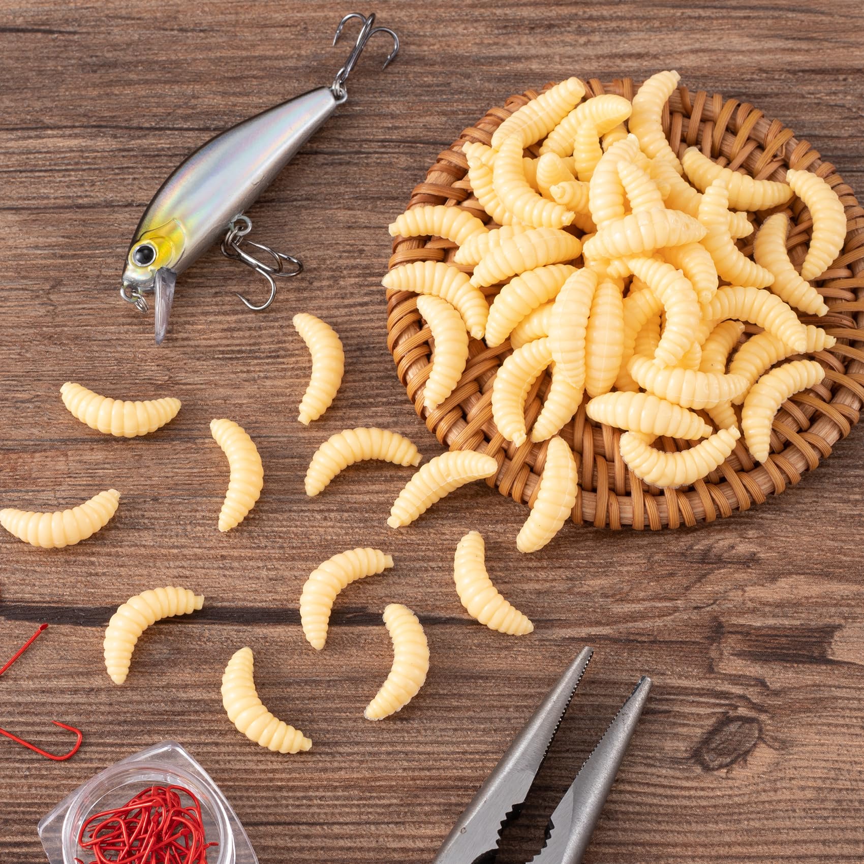 Open-pack view of the 150-piece worm set
