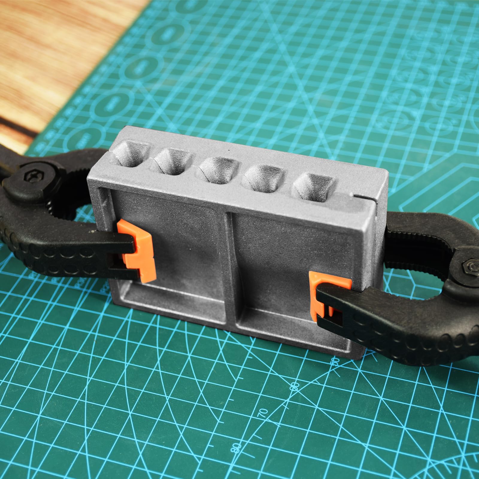 Cyiwniao Sinker Mold in use for casting sinkers
