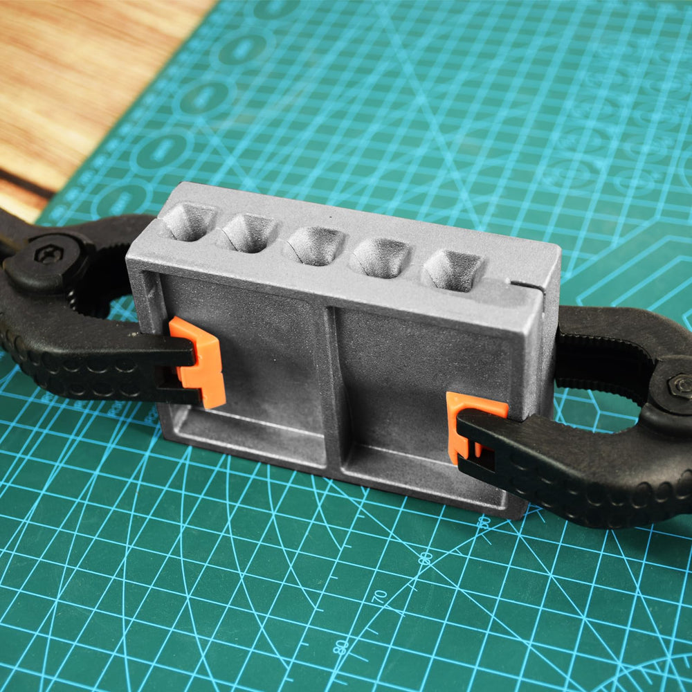 Cyiwniao Sinker Mold in use for casting sinkers