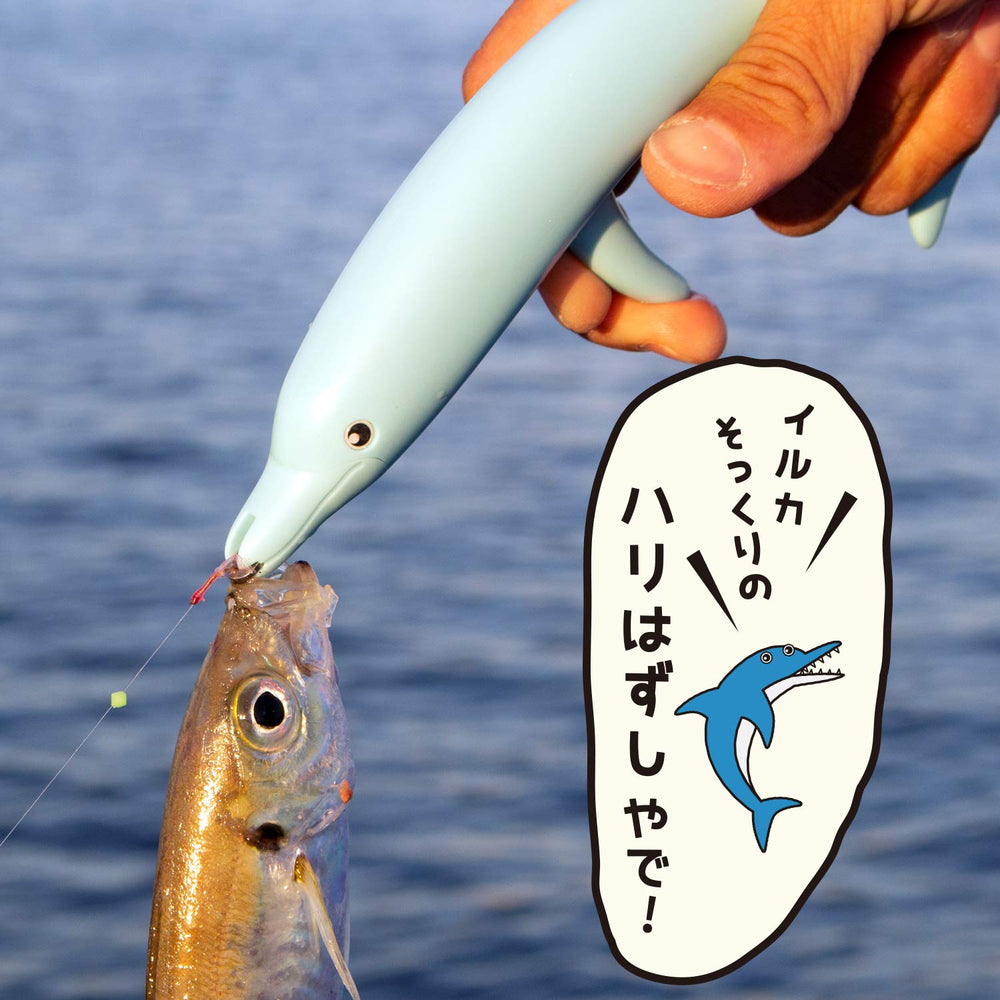 Daiichi Seiko Dolphin Yan remover Mizuiro ergonomic grip during delicate fish cleaning.