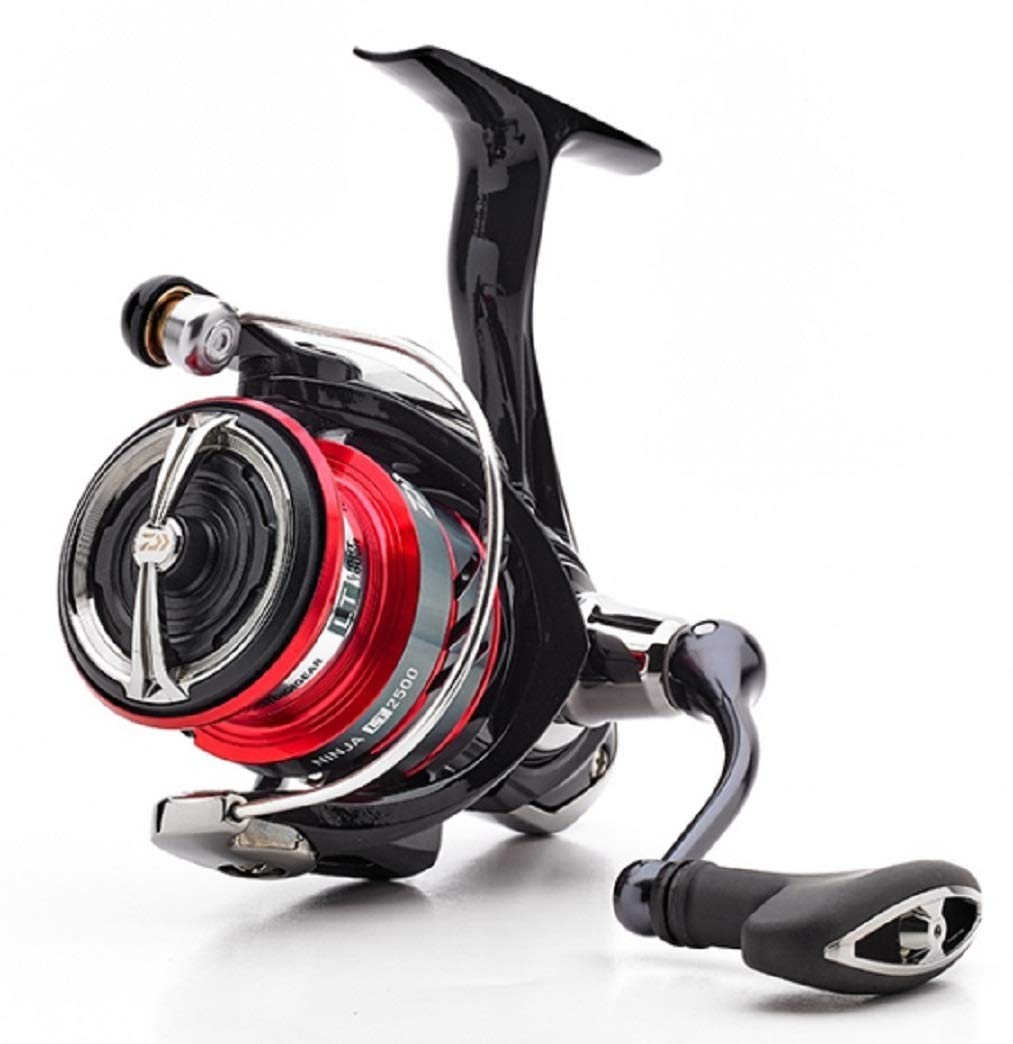 Daiwa 18 Ninja LT 3000-C reel side profile, comfortable grip for extended casts.
