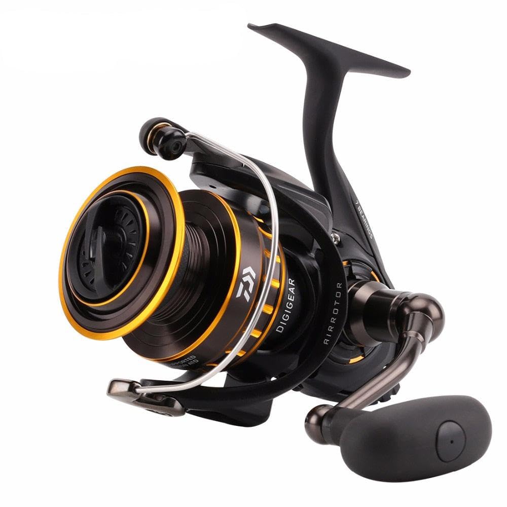Front view of Daiwa BG2500 BG saltwater spinning reel in black and gold