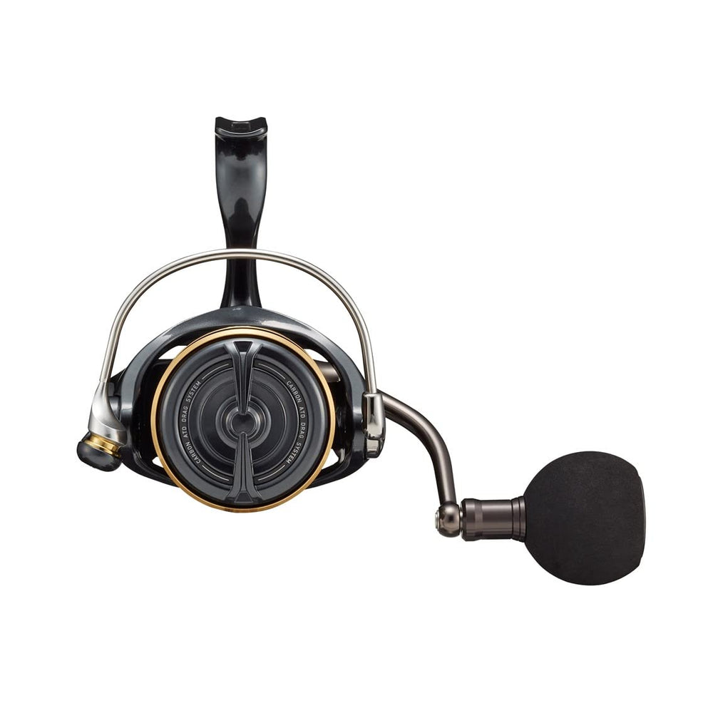 Daiwa Caldia SW 4000-CXH side profile highlighting ergonomic shape for all-day comfort.