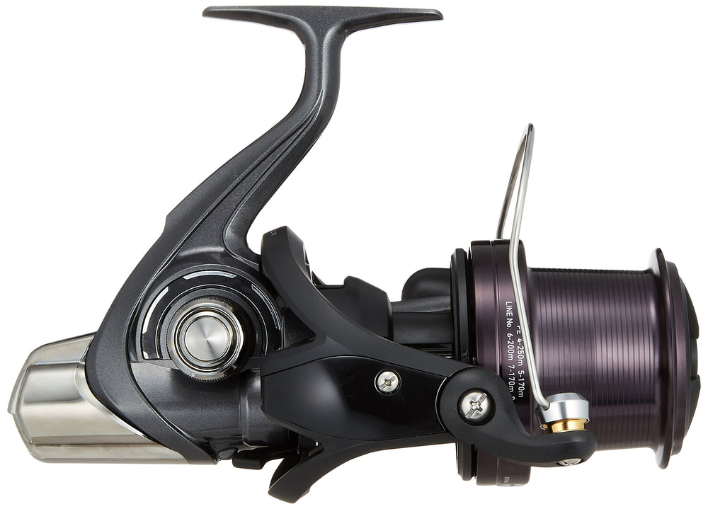 DAIWA Crosscast 4500 side profile showing light feel and smooth winding
