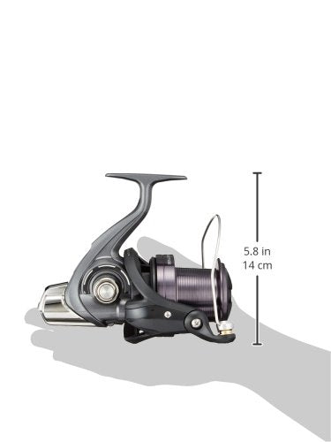 Daiwa Crosscast 5000 in hand, ready for beach casting.