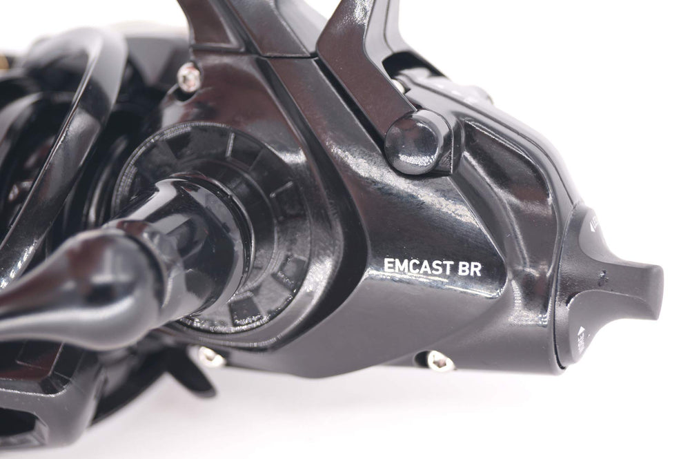 Daiwa EMCAST Bite N’ Run 3000 black handle emphasizes comfort during long sessions.
