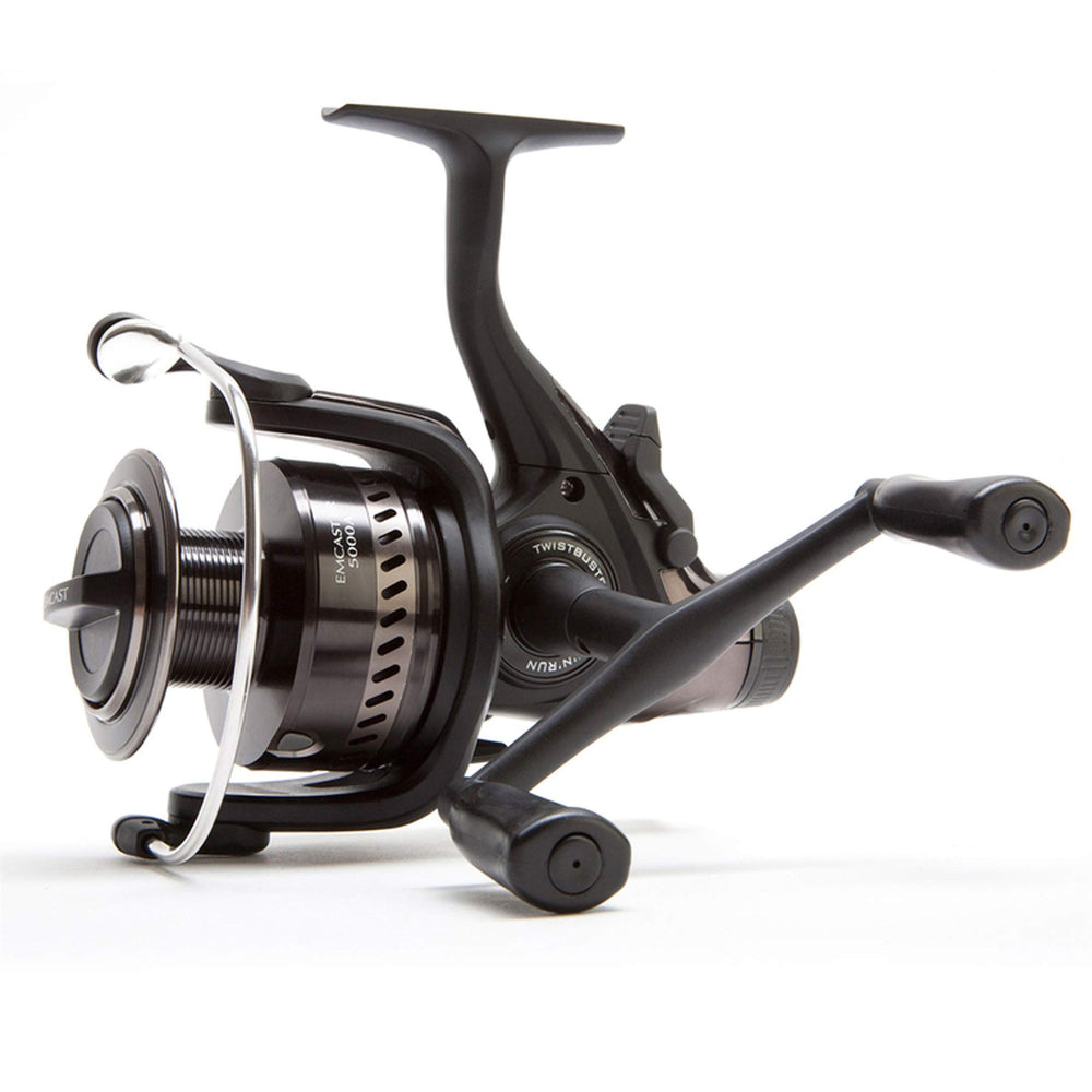 DAIWA Emcast BR 4500A side handle view showcasing ergonomic double handle for comfort.