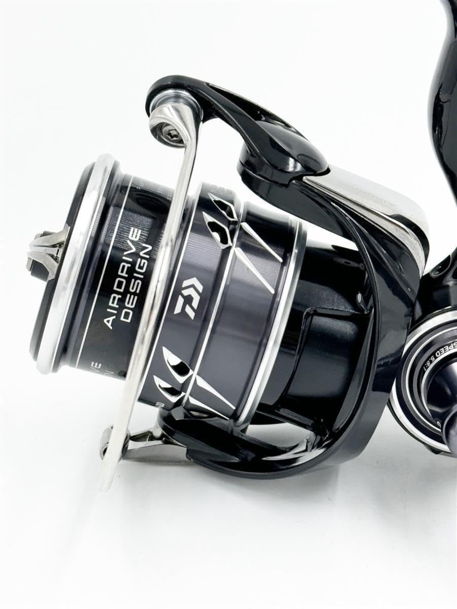 Daiwa FCLT2500SSQD Tattoo reel dial area emphasizes precise adjustments during fishing.