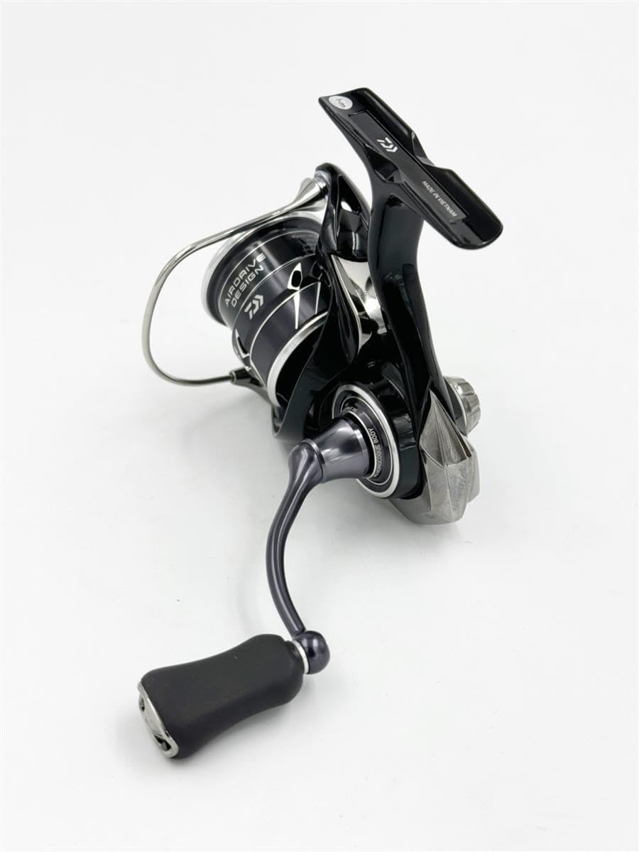 Daiwa FCLT2500SSQD Tattoo reel grip area demonstrates compact strength and control.
