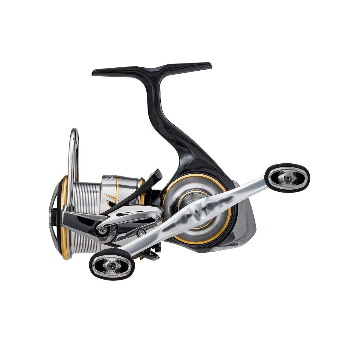 Daiwa LT2500S-DH compact body aids maneuverability on crowded piers