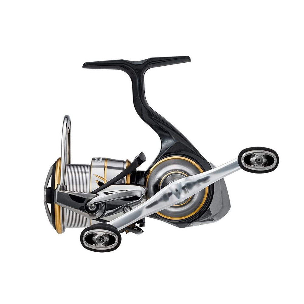Daiwa LT2500S-DH compact body aids maneuverability on crowded piers