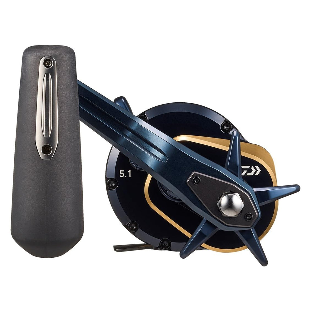 Daiwa Saltiga large-knob design offers easier cranking with gloves.