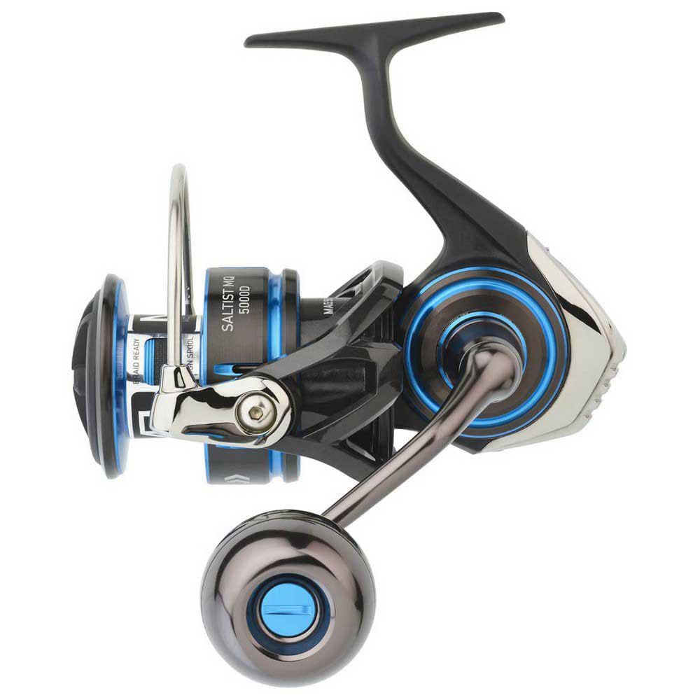 Daiwa SALTIST MQ18000 in-hand use demonstrates balanced all-day comfort.