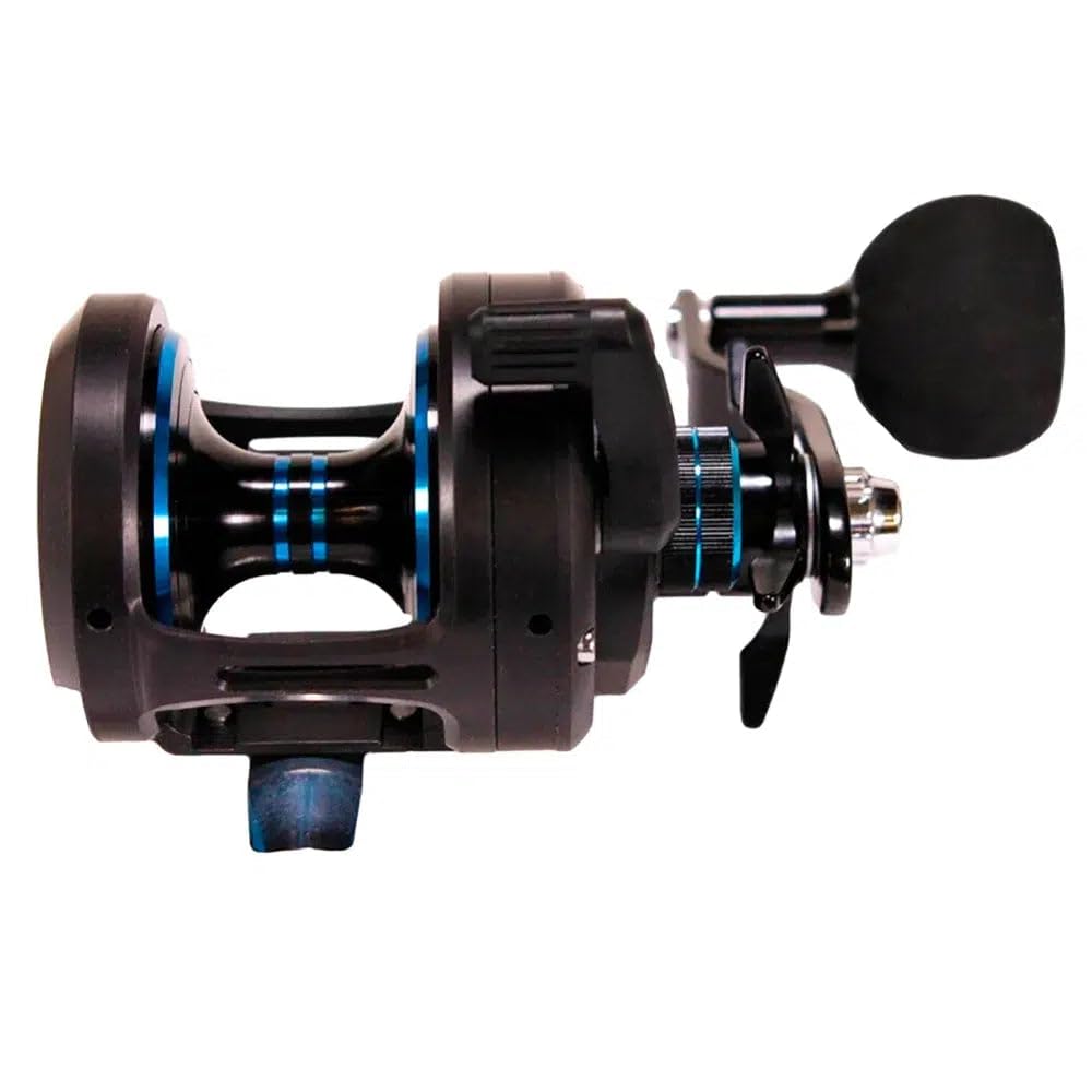Daiwa Saltist35H in-use at saltwater pier ready for large-game fishing.