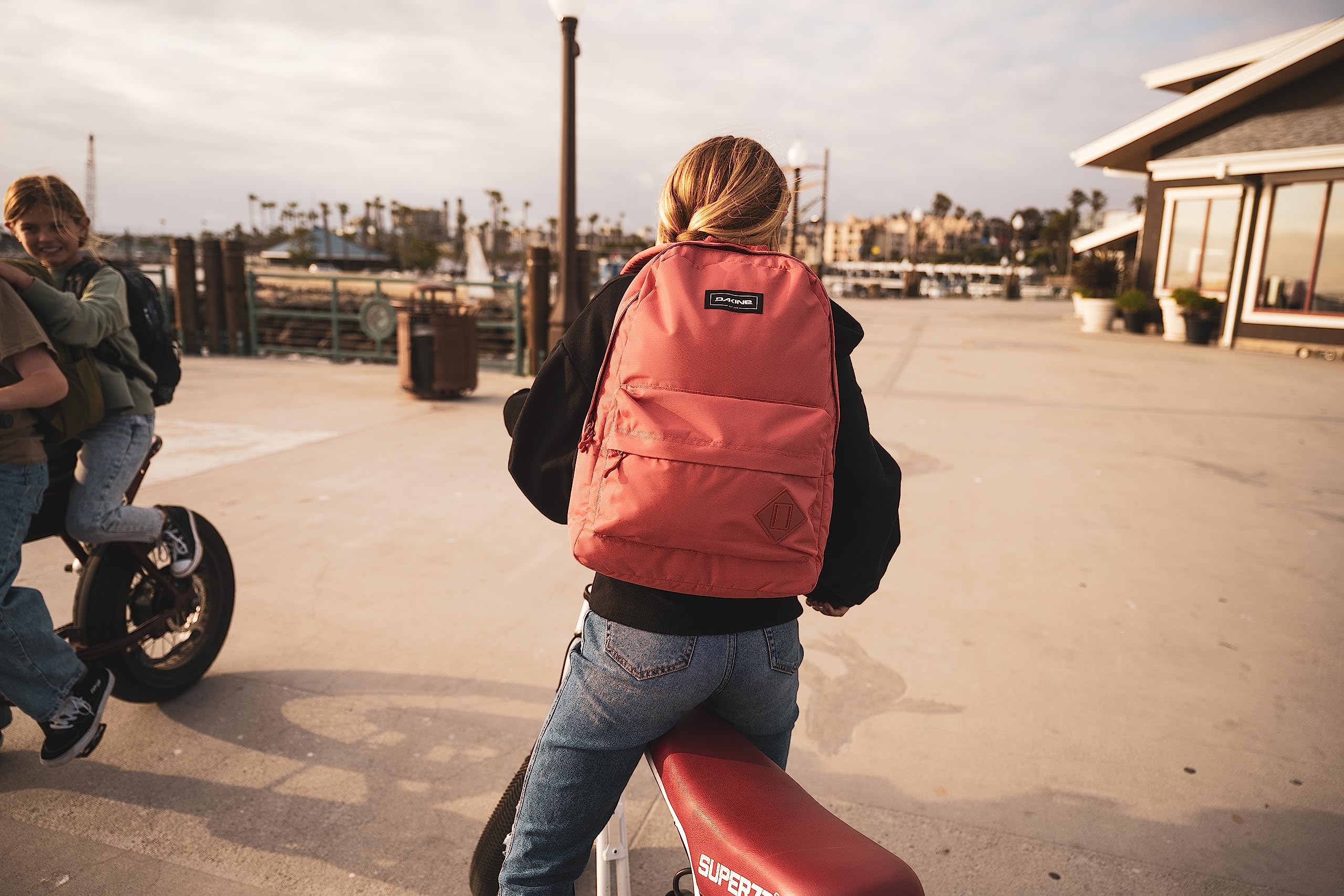 Dakine 365 Pack 21L padded bottom protects contents during transit