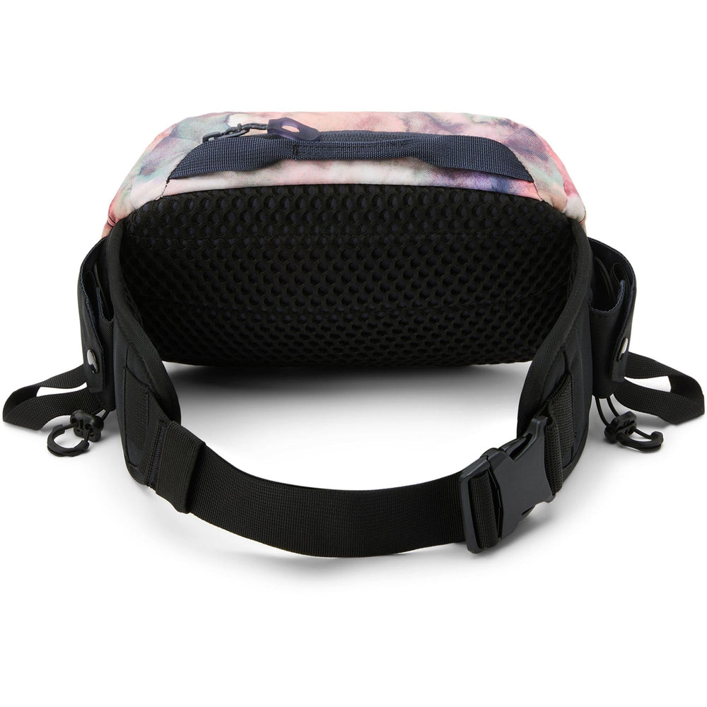 Dakine Hot Laps Hip Pack 2L side pockets in use for easy hydration on the go.