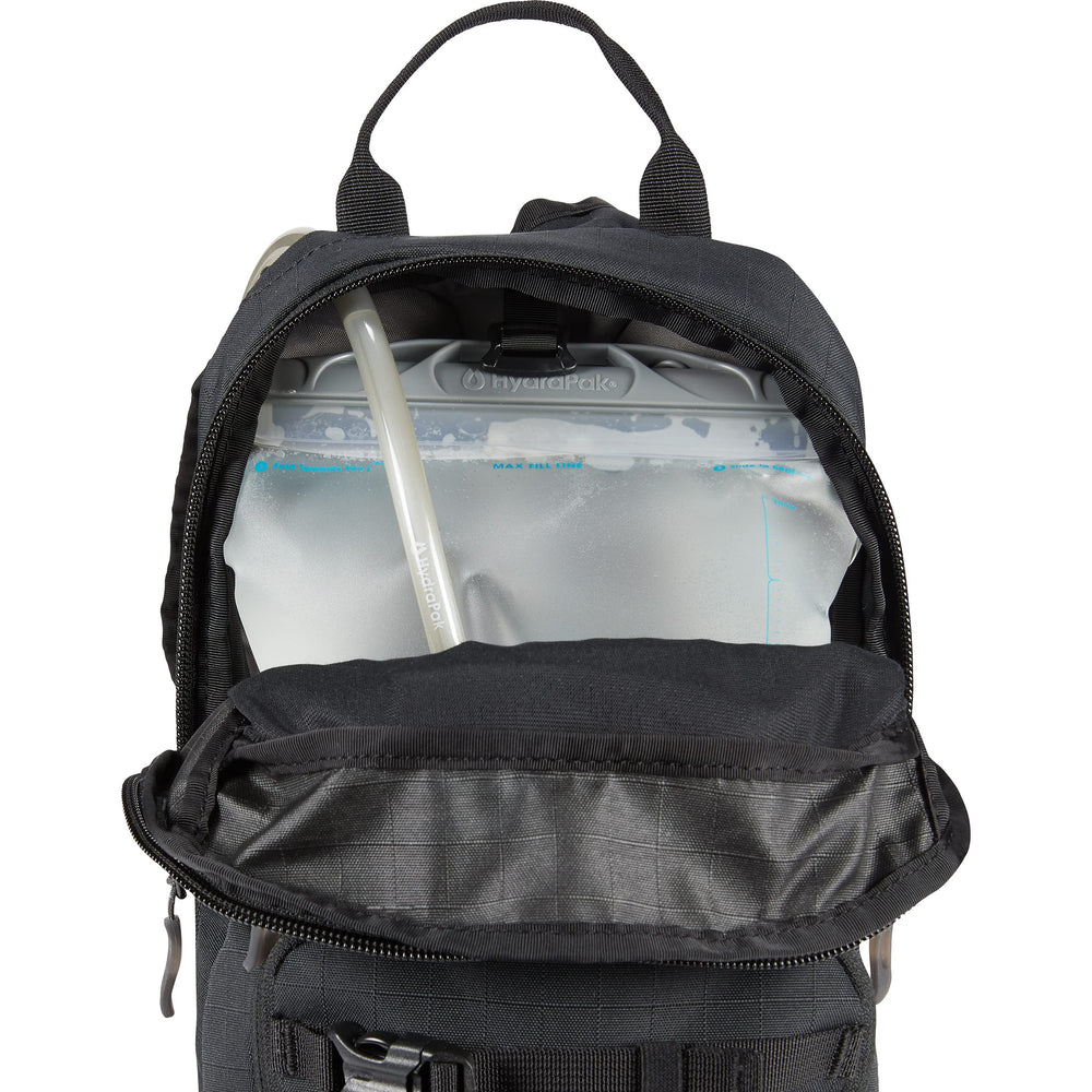 Dakine Session 8L breathable back panel enhances comfort during long sessions.
