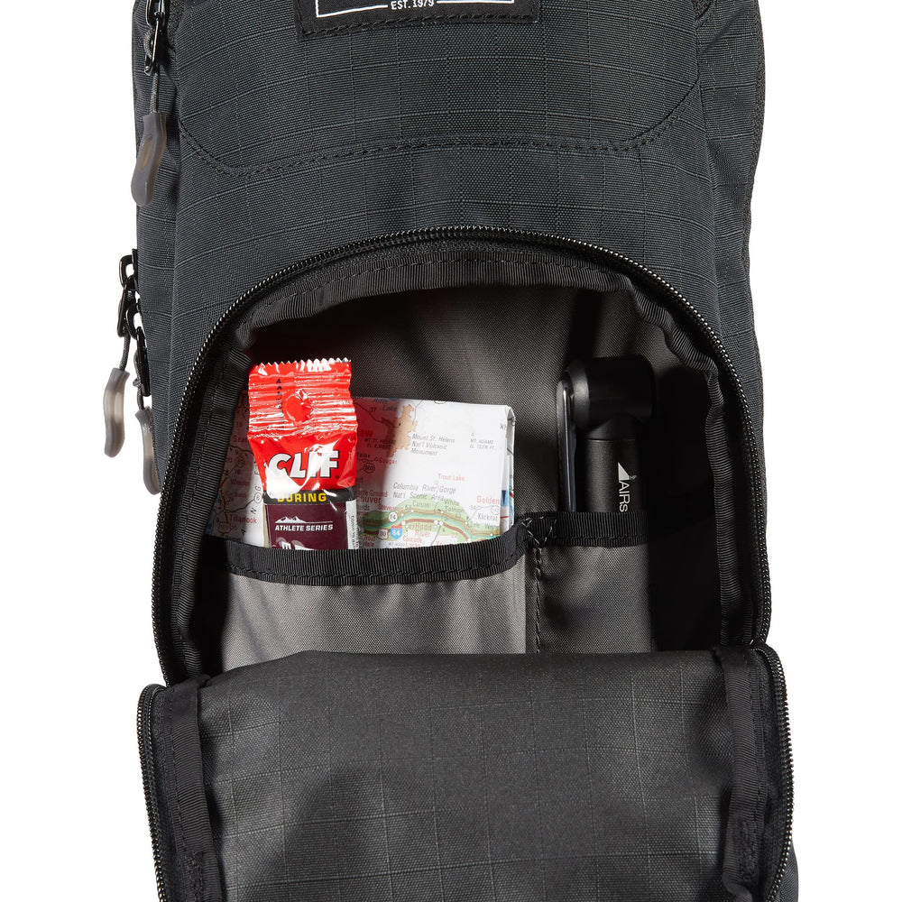 Dakine Session 8L side pockets for extra storage and organization.