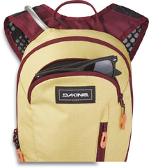 Dakine Shuttle 6L sternum strap rescue whistle enhances safety on the trail