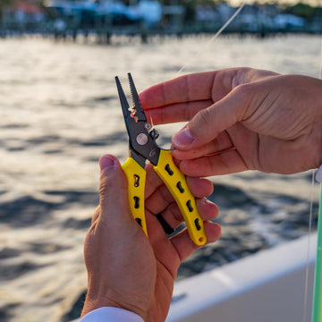 Non-slip textured rubber handles with spring-loaded jaws
