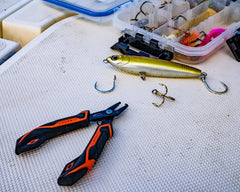 Pliers opening a split ring of varying sizes