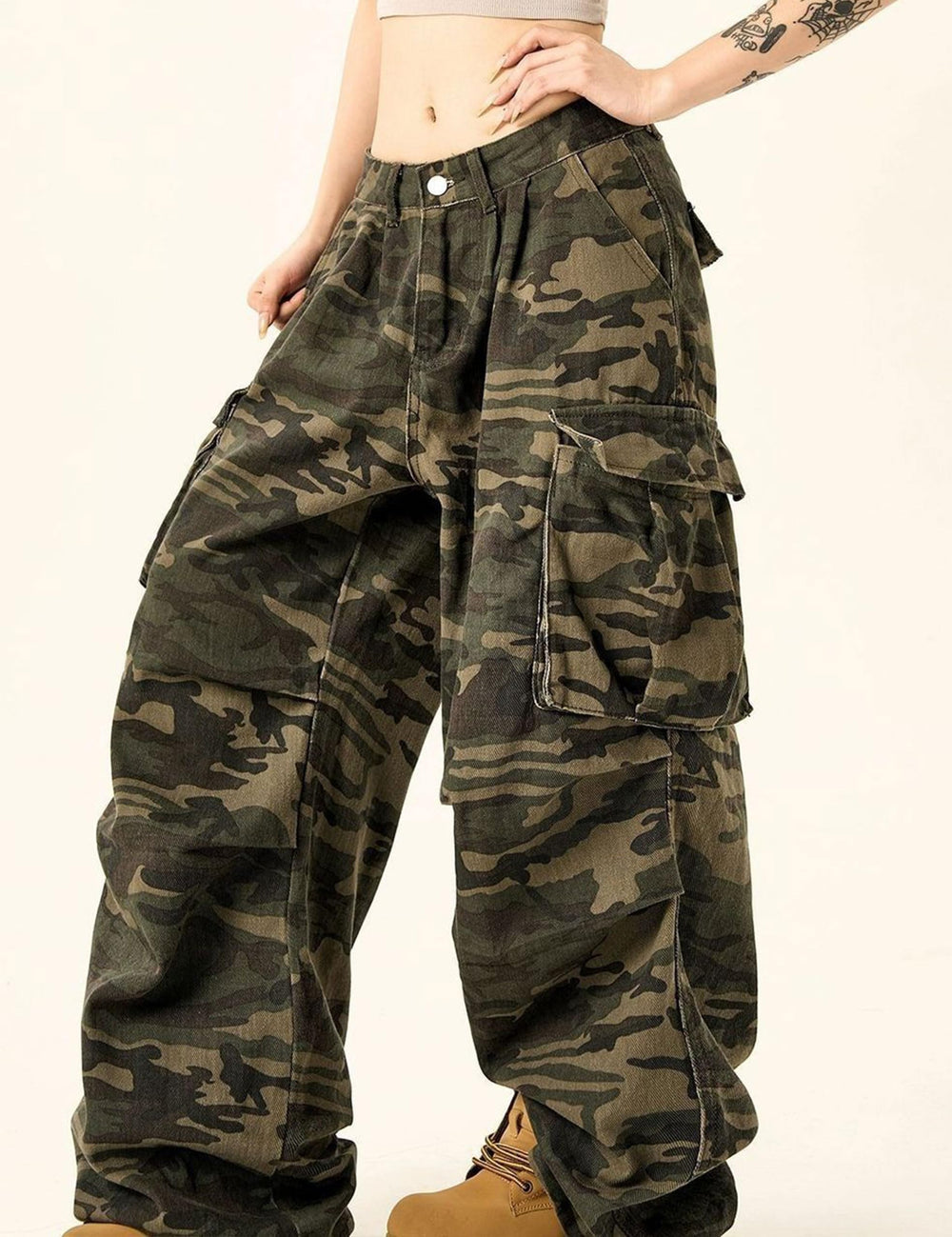 DAZZLZZAD Y2K camo pants model look with sneakers