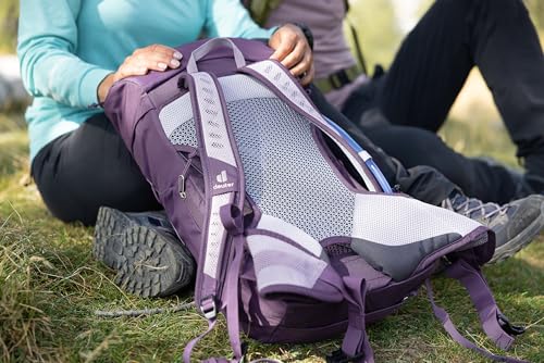 Deuter AC Lite 22 SL dedicated cell phone pocket keeps device handy.