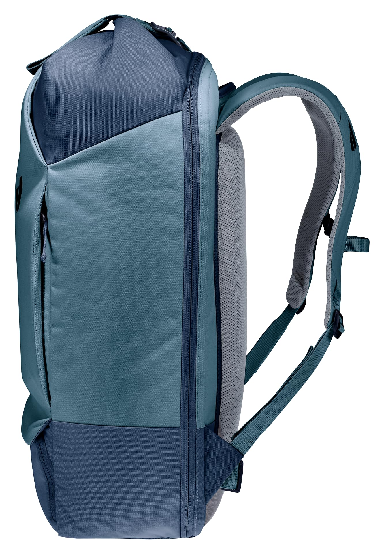Ergonomic padded shoulder straps provide reliable support on rides.
